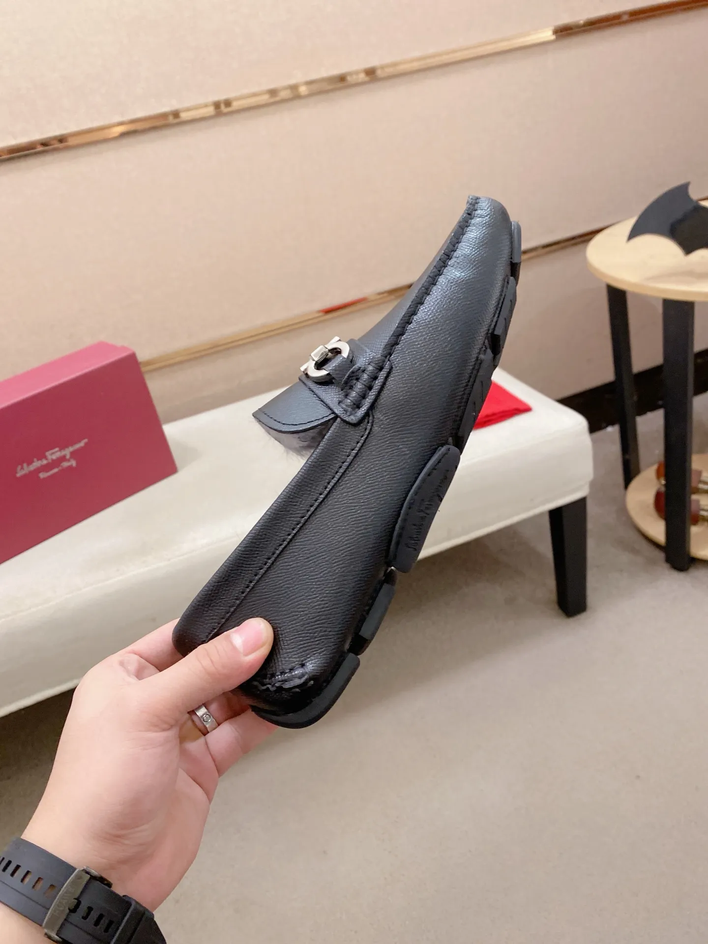 Factory price: 540💰High-end quality! Ferragamo🆕🆕Exclusive hot-selling products in stock🔥🔥New products on the shelves, high-quality Ferragamo men's pea shoes, high-end casual driving shoes, with complete packaging! 💪 💪 Material: imported first-layer cowhide 🐂 + imported high-quality wool lining + wear-resistant outsole 👍🏻👍🏻 Features: high-end and comfortable, purely handmade 🚀 🚀 Create the perfect shoes that suit you best 🔥 🔥 Size: (38-44) 45 standard size can be customized!